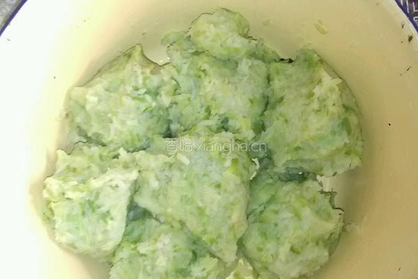 萝卜韭菜肉饺子的做法图解1