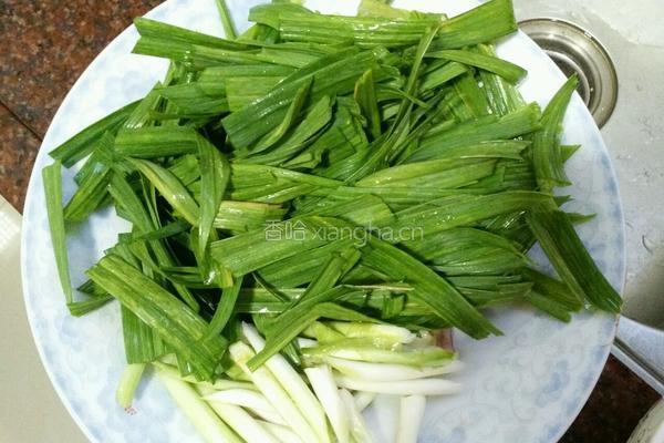蒜苗炒五香卷的做法图解4