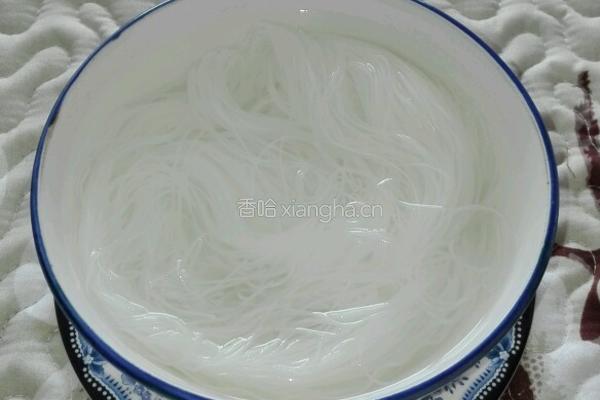 莴笋叶砂锅粉丝的做法图解2