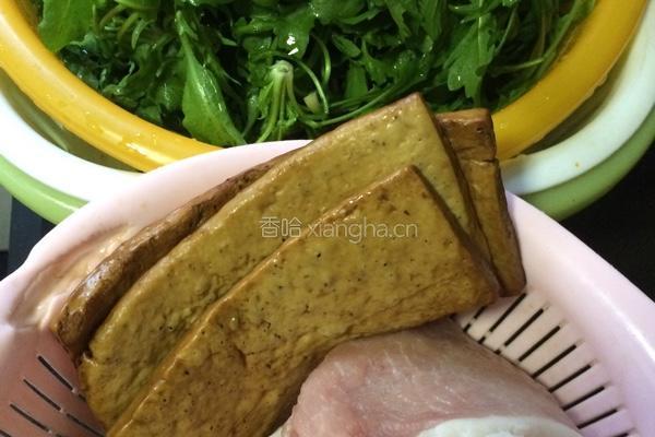 荠菜肉沫香干丁的做法图解1