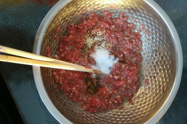 牛肉酸菜馅饺子的做法图解2