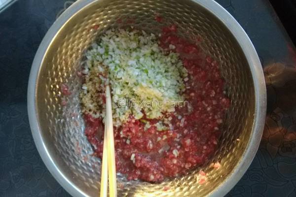 牛肉酸菜馅饺子的做法图解3
