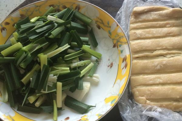 青蒜臭豆腐的做法图解1