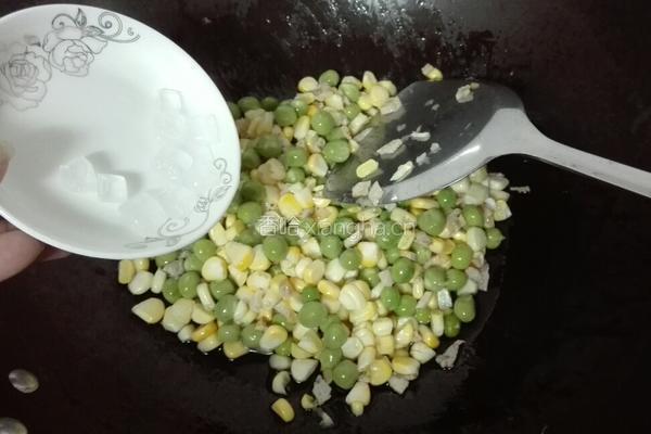 豌豆炒玉米的做法图解4