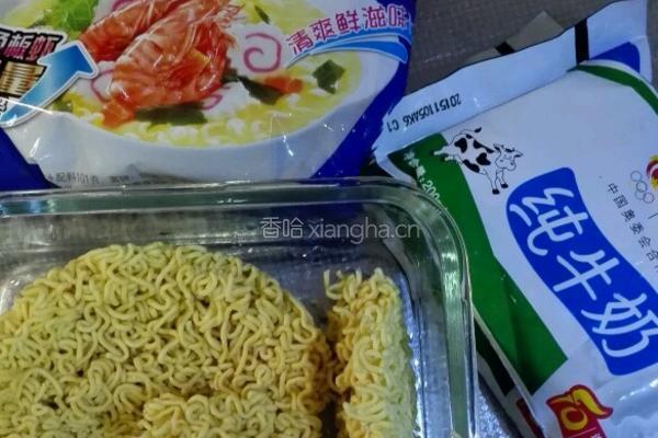 牛奶泡面的做法图解1
