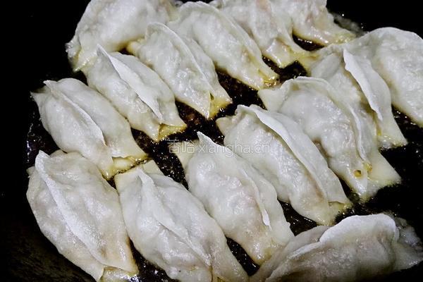 南瓜馅锅贴的做法图解17