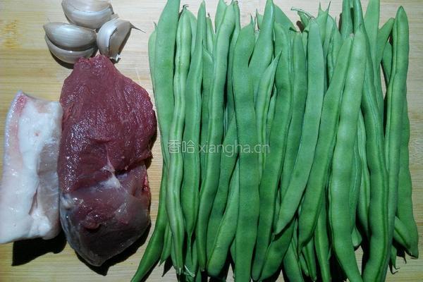 四季豆烧猪肉的做法图解1