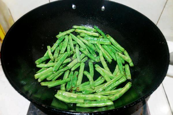 四季豆烧猪肉的做法图解8
