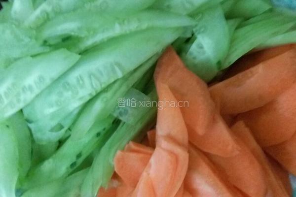 蒜蓉炒黄瓜胡萝卜的做法图解1