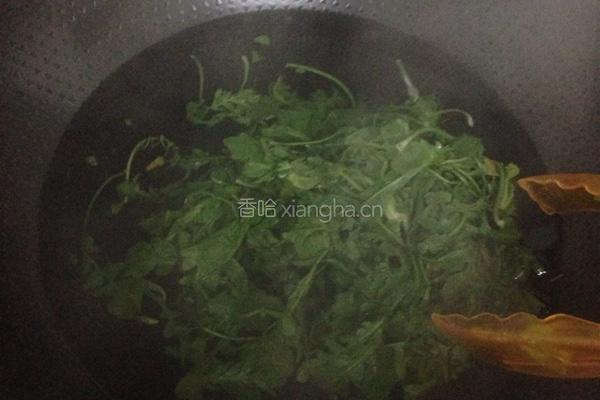 荠菜蛋饼的做法图解1