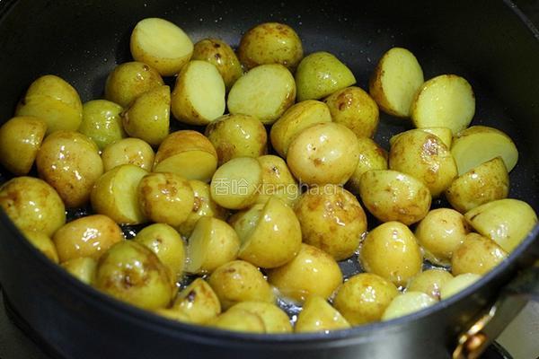 肉沫酱香小土豆的做法图解2