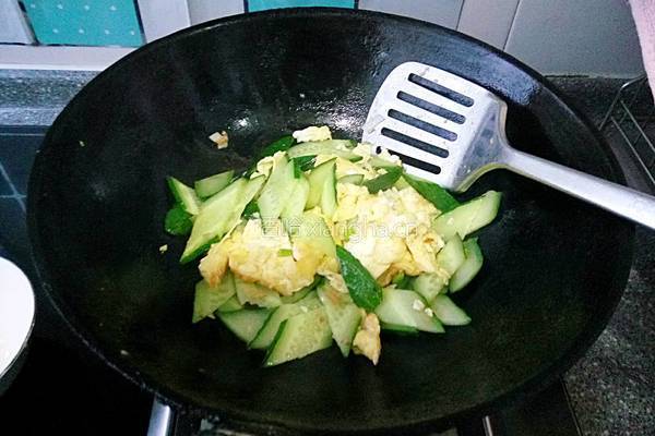 鸡蛋炒黄瓜片的做法图解5