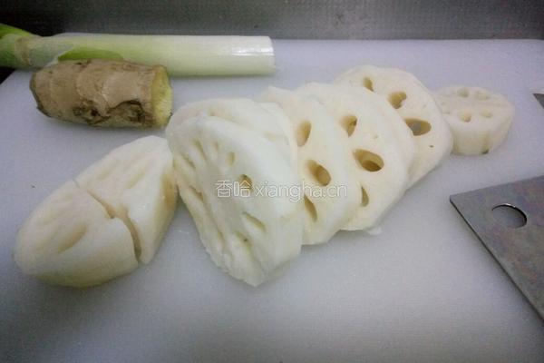 莲藕排骨汤的做法图解2