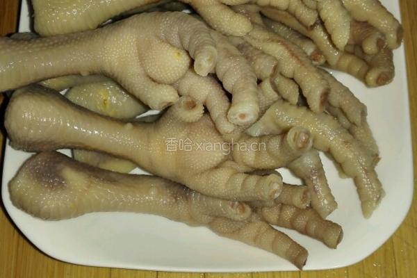 无油版红烧鸡爪的做法图解1