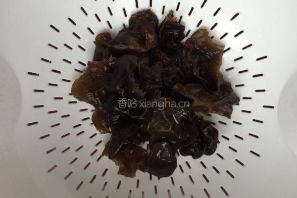西芹木耳炒腐竹的做法图解2