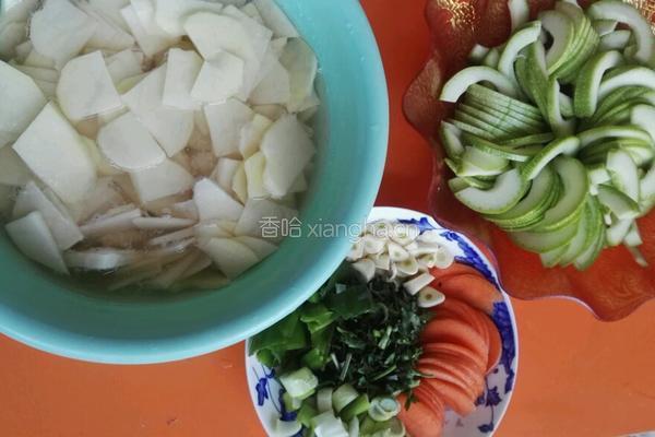 土豆片炒角瓜（西葫芦）的做法图解1