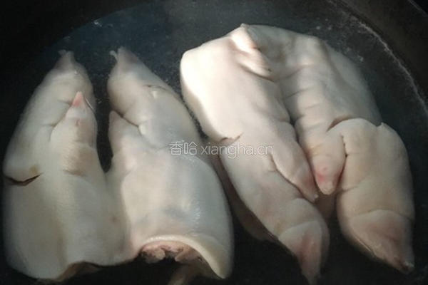 猪脚菌菇汤的做法图解2