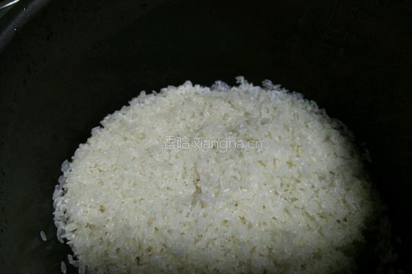 木耳竹笋腊肉饭的做法图解1