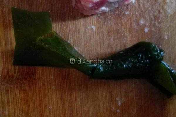 海带排骨汤的做法图解1