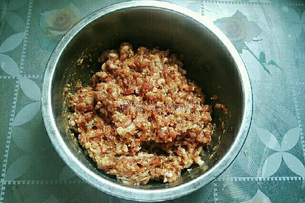 煎饺(胡萝卜芹菜猪肉馅)的做法图解1
