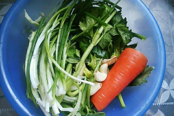 煎饺(胡萝卜芹菜猪肉馅)的做法图解3