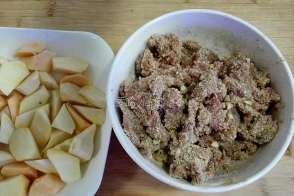 粉蒸牛肉的做法图解3