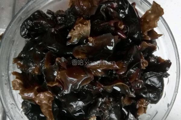 白菜炒木耳的做法图解1