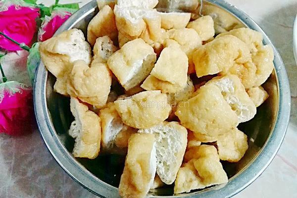 豆腐焖鱼的做法图解1