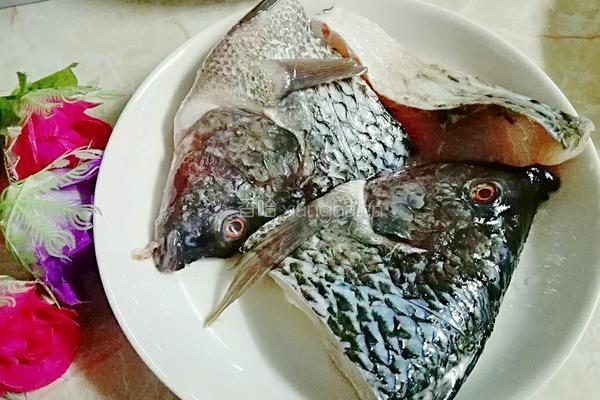 豆腐焖鱼的做法图解2