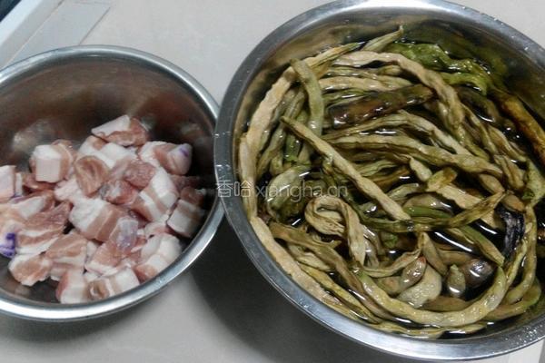 红烧肉炖干豆角的做法图解1