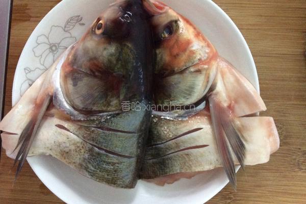 剁椒鱼头的做法图解1
