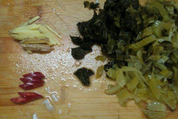 酸菜大肠煲的做法图解2