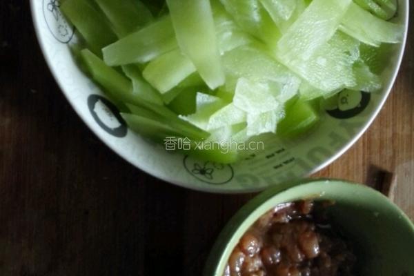 莴笋炒肉的做法图解1