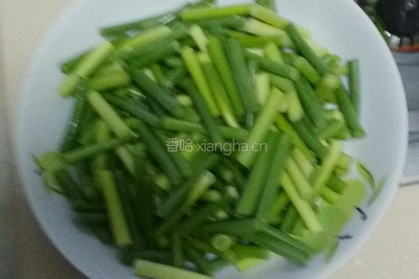 蒜苔炒牛肉的做法图解1