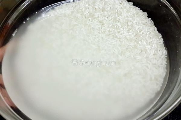腊味炒糯米饭的做法图解1
