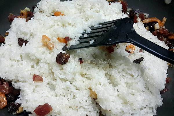腊味炒糯米饭的做法图解7