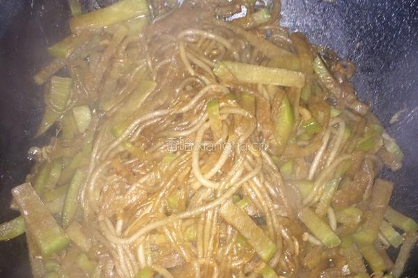萝卜虾皮炒粉条的做法图解7