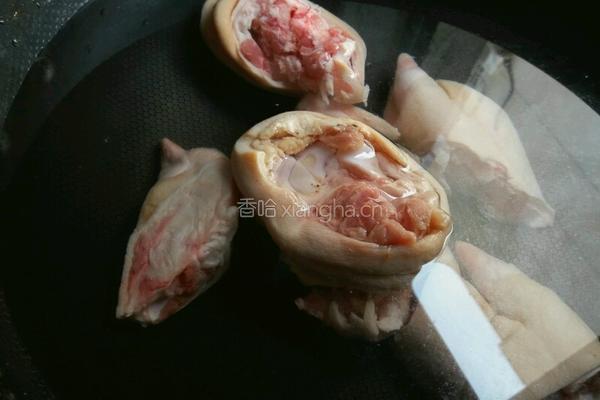 红酒烧猪脚的做法图解2
