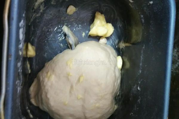 圣诞花环面包的做法图解2