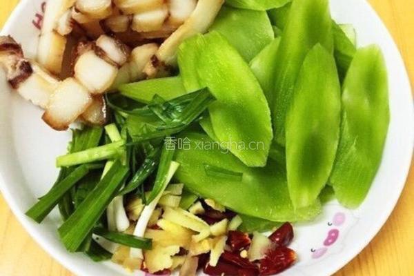莴笋炒腊肉的做法图解1