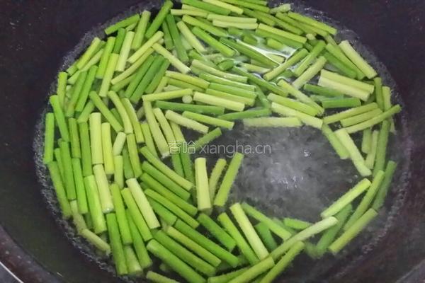 蒜苔的做法图解1