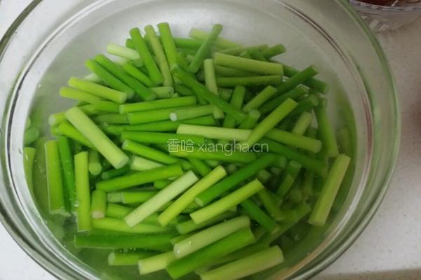 蒜苔的做法图解2