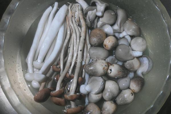 蔬菜杂菌汤的做法图解2