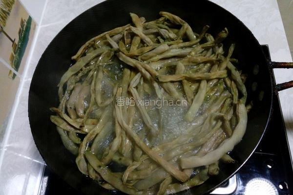 五花肉炖干豆角的做法图解1