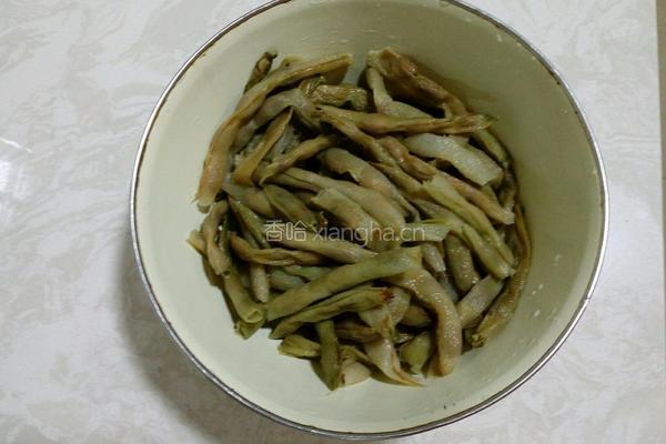 五花肉炖干豆角的做法图解2