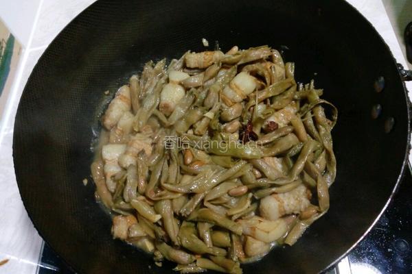 五花肉炖干豆角的做法图解12