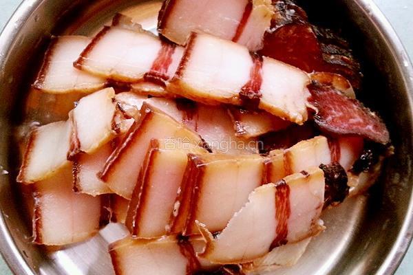 蒜苗炒腊肉的做法图解1