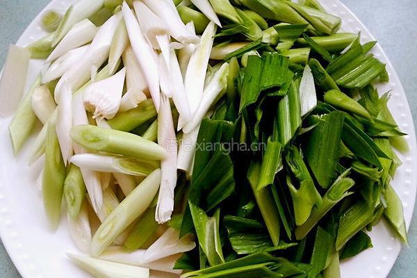 蒜苗炒腊肉的做法图解2