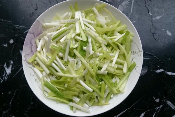 韭黄炒肉丝的做法图解2