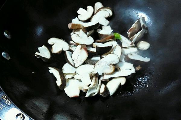 香菇鸭血靓汤的做法图解6